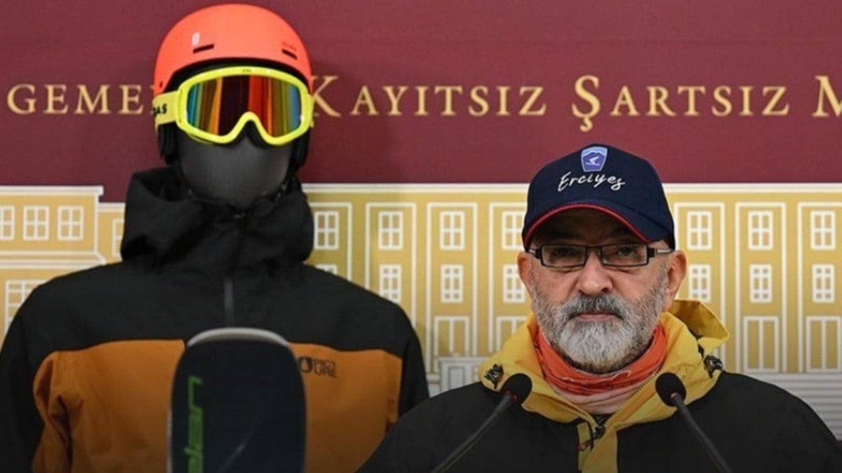 Bu kıyafetleri giyip basın toplantısı yaptı! AKP'li vekil herkesi kayağa çağırdı