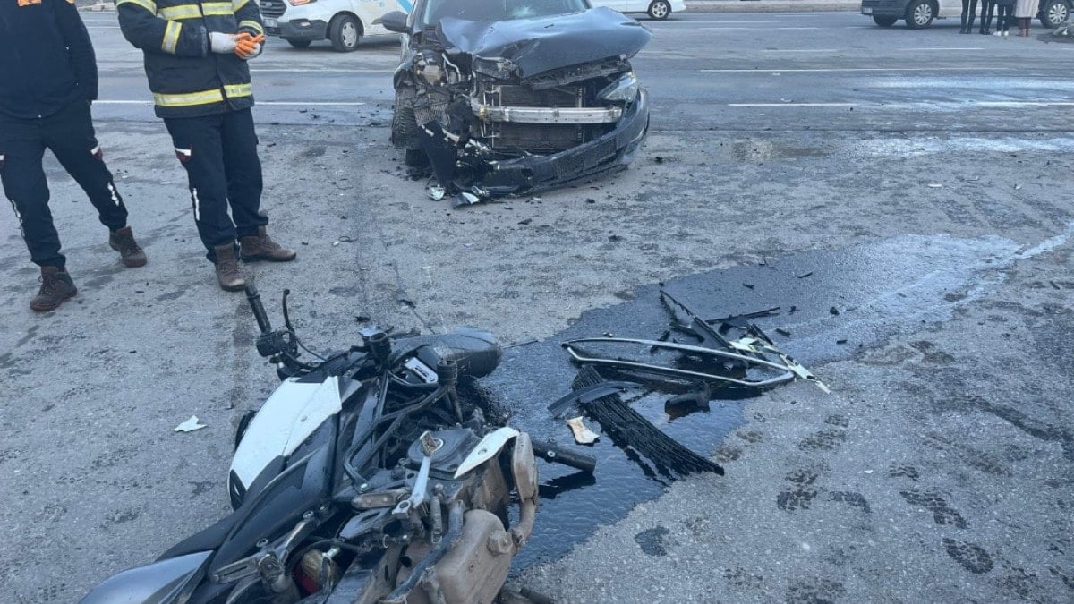 Bitlis'te otomobil ile motosiklet kafa kafaya çarpıştı: 1 yaralı