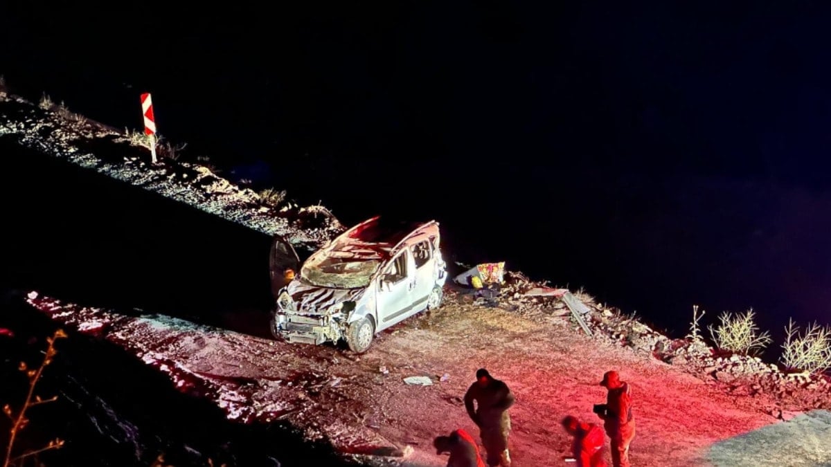 Hafif ticari araç hurdaya döndü: 1’i ağır 2 yaralı