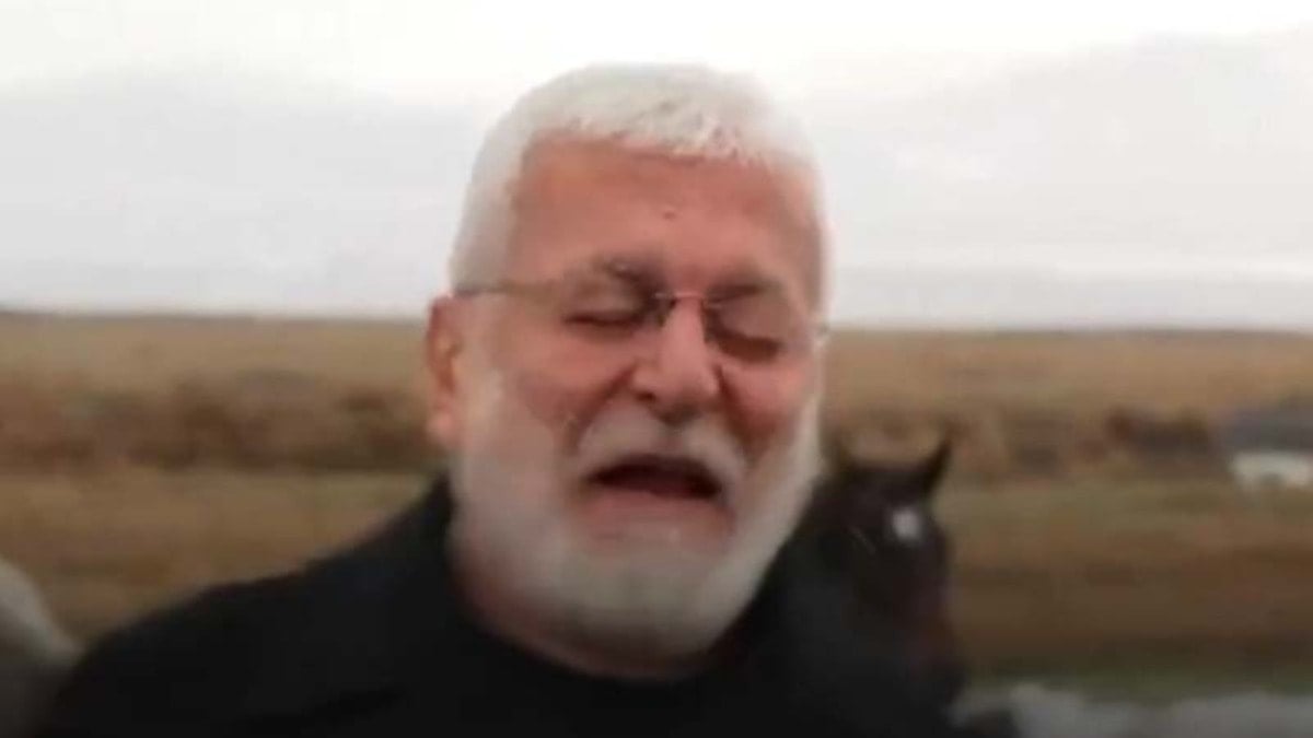 Ünlü sanatçı Onur Akın'a klip çekiminde at çarptı