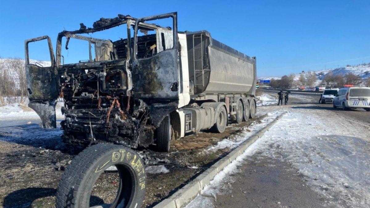 Park halindeyken alev alan TIR küle döndü