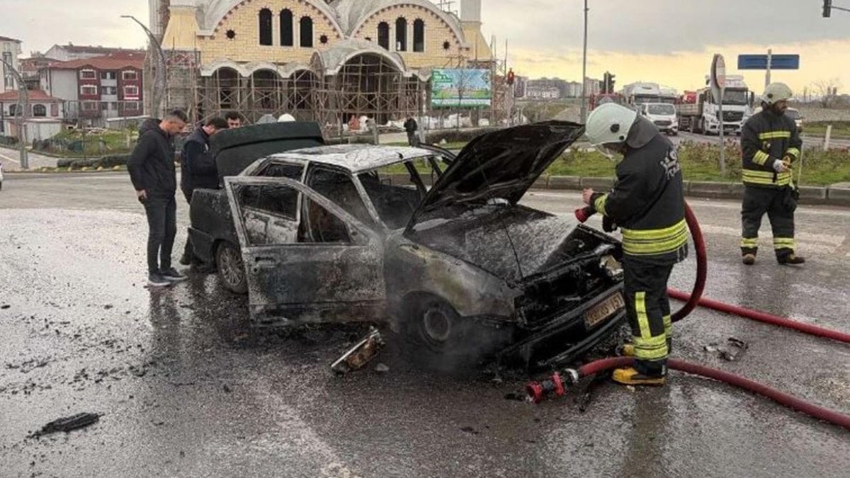 Tekirdağ'da alev alan otomobil küle döndü