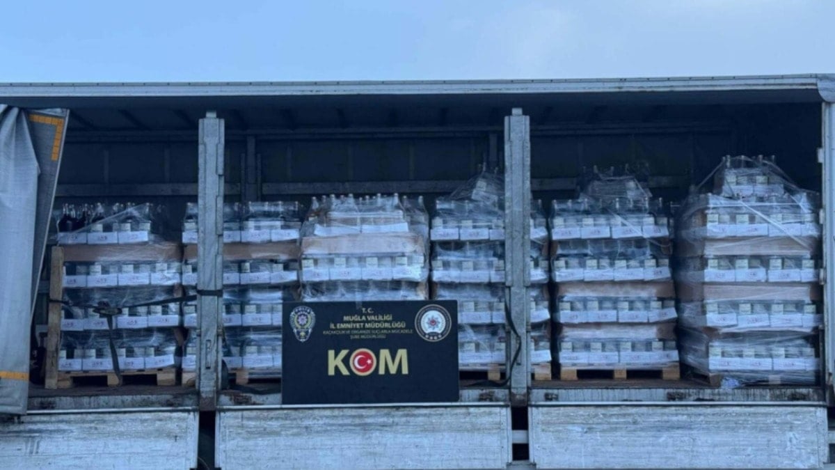 Kamyonet kasasında binlerce litre sahte içki ele geçirildi
