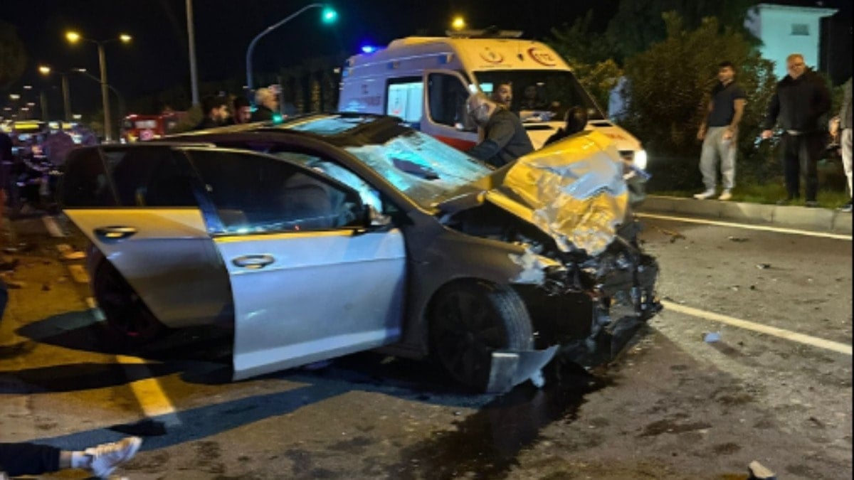 İzmir'de feci kaza! Otomobille çarpışan motosikletin sürücüsü öldü; 2 yaralı