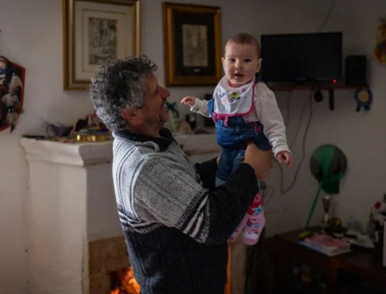 Kedilerin kasabasında 30 yıl sonra ilk kez bebek doğdu