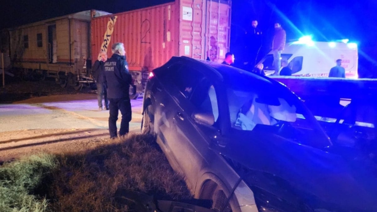 Yük treni otomobille çarpıştı: Yaralılar var