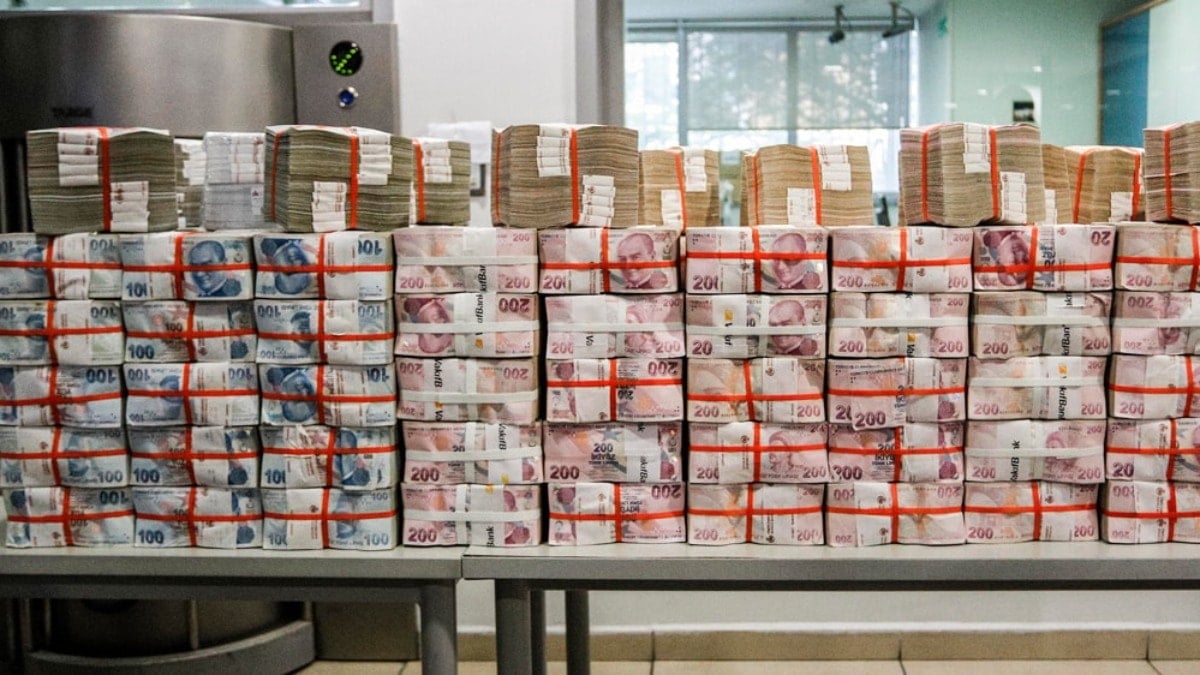 Bütçeyi yine faiz yuttu