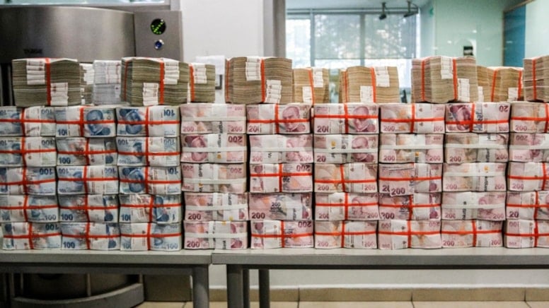 Bütçeyi yine faiz yuttu