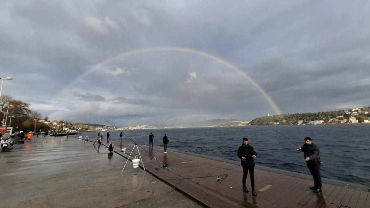 İstanbul semaları gökkuşağıyla renklendi