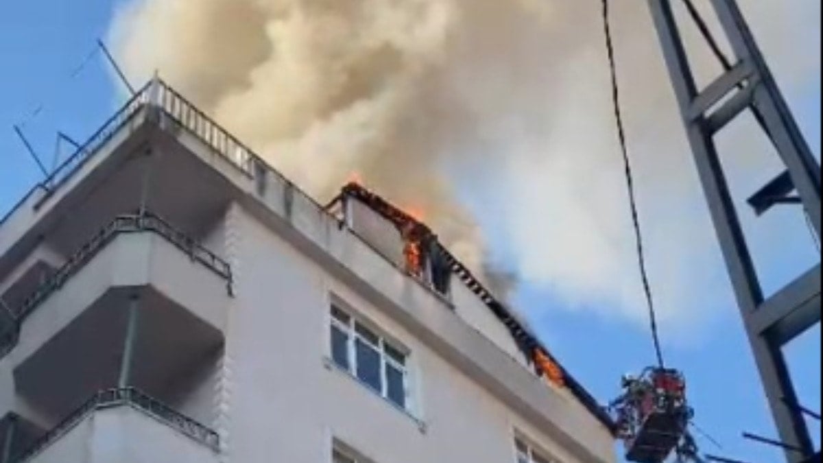 İstanbul'da 6 katlı binada yangın paniği
