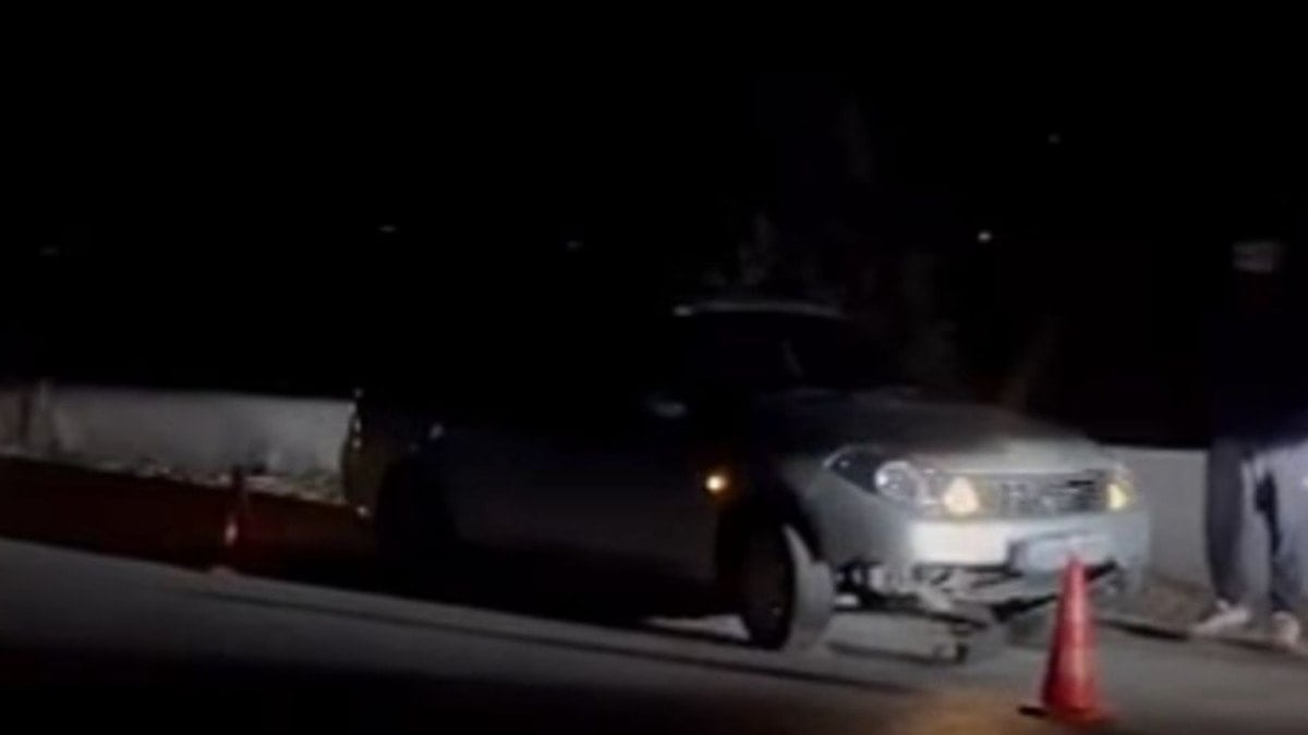 Yolda yatan adamın üstünden otomobil geçti