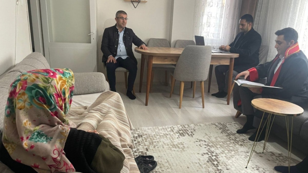 Hakim ayakkabılarını çıkarıp kararı okudu