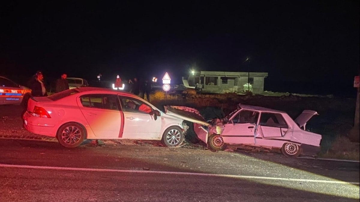 Otomobiller kafa kafaya çarpıştı: 2'si çocuk 7 yaralı