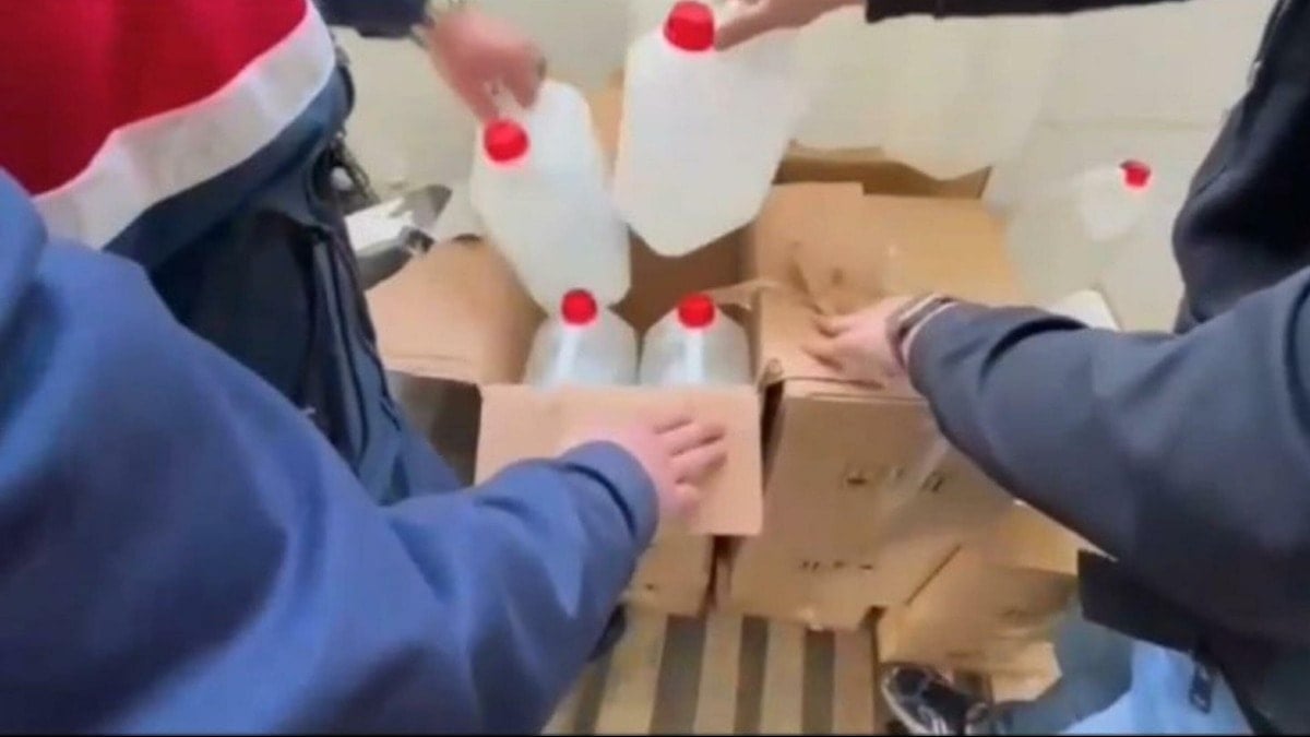 İzmir'de 3 bin 360 litre etil alkol ele geçirildi