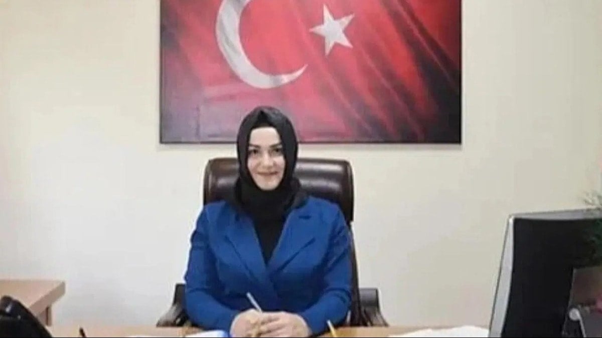 Başkanlığa gelir gelmez Atatürk portresini indirdi