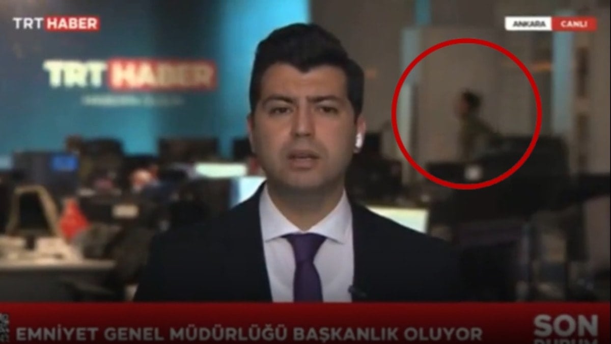 TRT stüdyosunda canlı yayında sinir krizi geçirdi: 'Yeter' diyerek ceketini fırlattı