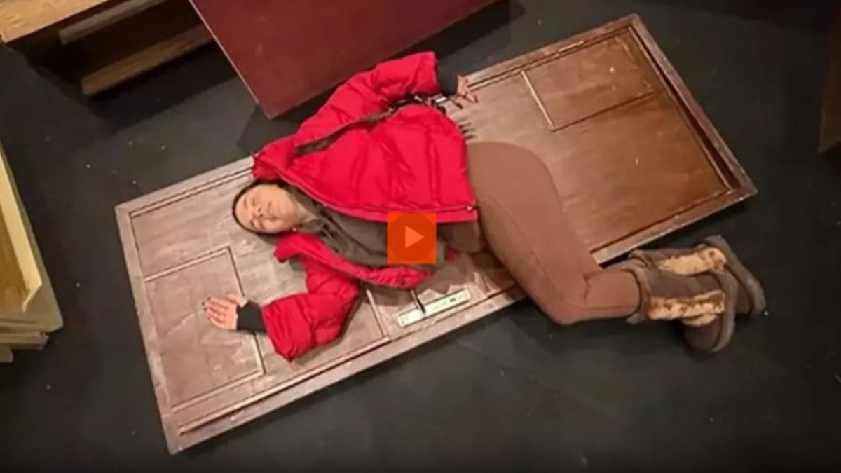 Sahnede korku dolu anlar! Aslı Bekiroğlu'nun kafasına kapı düştü