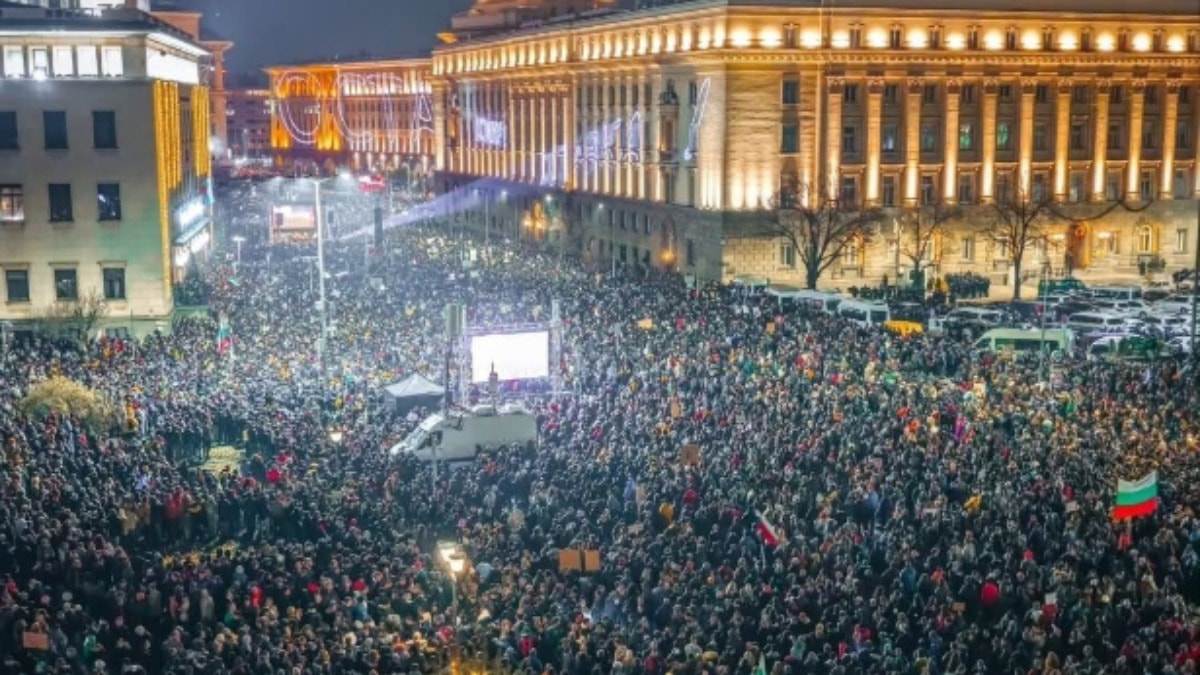 Hükümet istifa etse de, yüzbinden fazla kişi sokaklara aktı: Komşuda 37 yılın en büyük protestoları