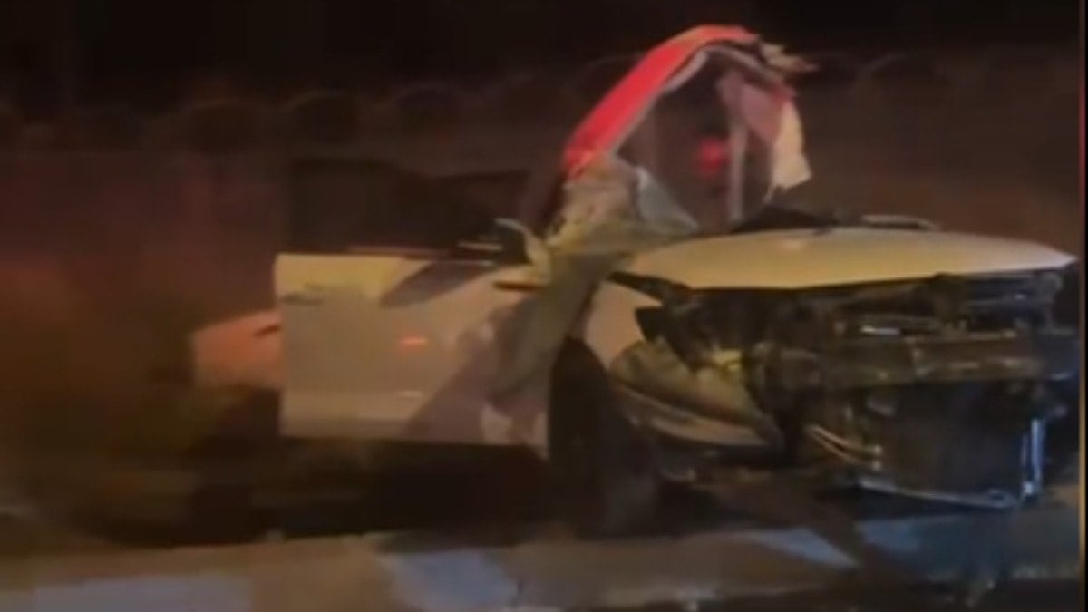 Malatya'da otomobil direğe çarptı; 1'i ağır, 2 yaralı