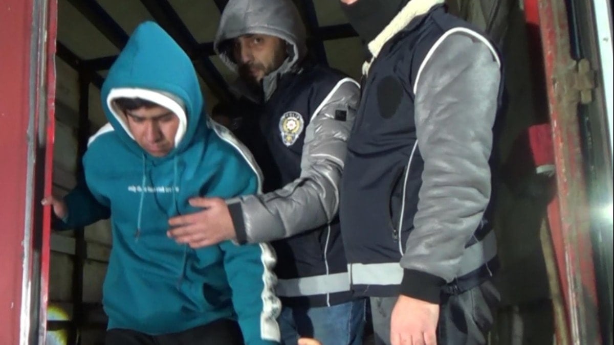 Durdurulan tırda 23 göçmen yakalandı; şoför gözaltına alındı