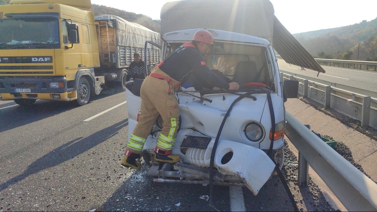 Manisa'da kamyonet ile TIR çarpıştı: 1 ağır yaralı