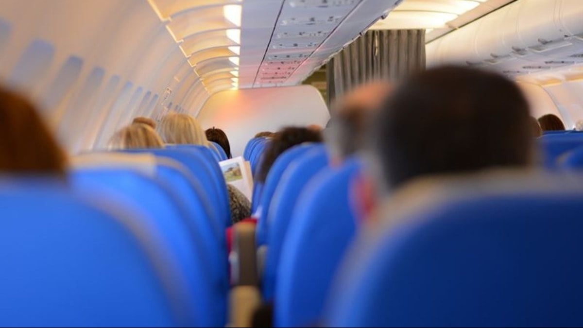 Bilinmeyen koku kabini bastı: 200 yolculu uçak acil iniş yaptı