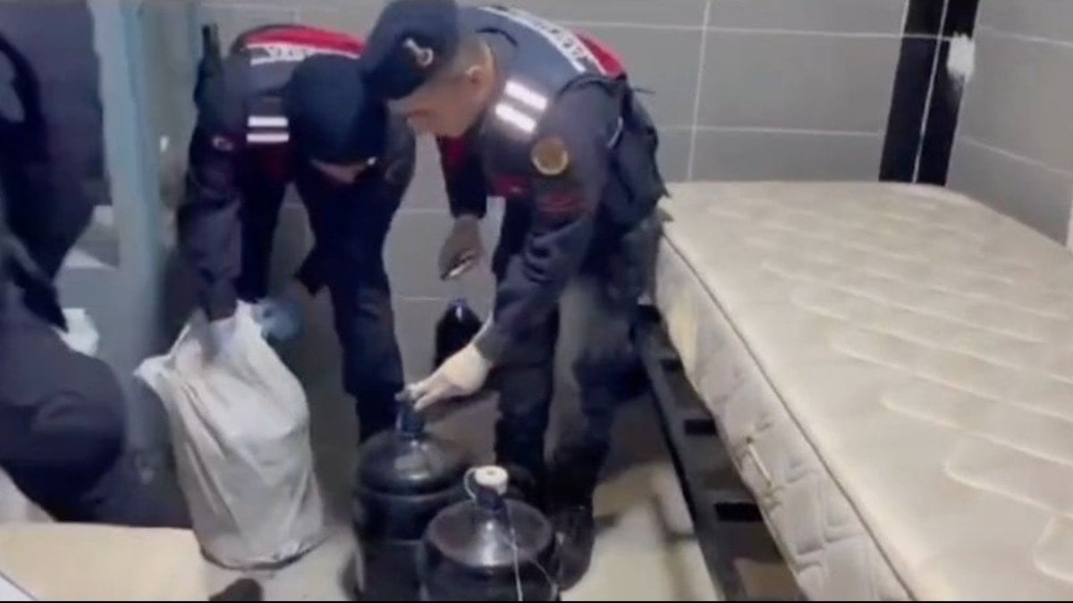 Aydın'da tonlarca sahte şarap yakalandı