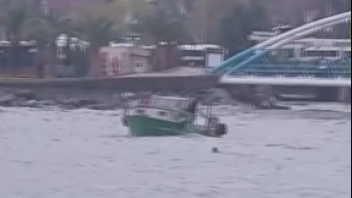 Zonguldak'ta sürüklenen tekne köprüye çarptı