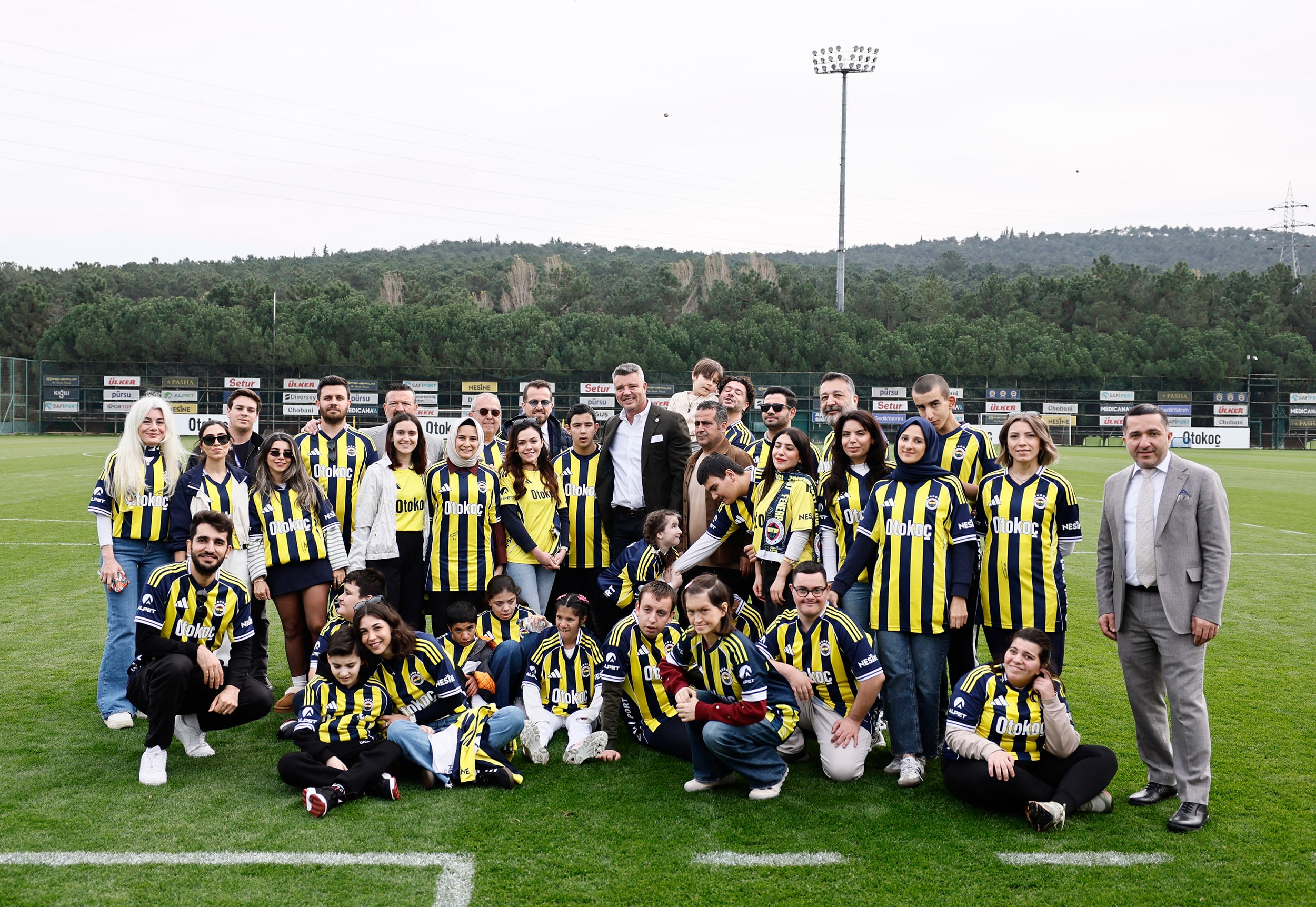 Fenerbahçe, idmanda özel çocukları ağırladı