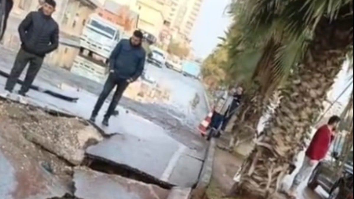 Adana'yı resmen su bastı: 3 mahalle sular altında kaldı, yol çöktü