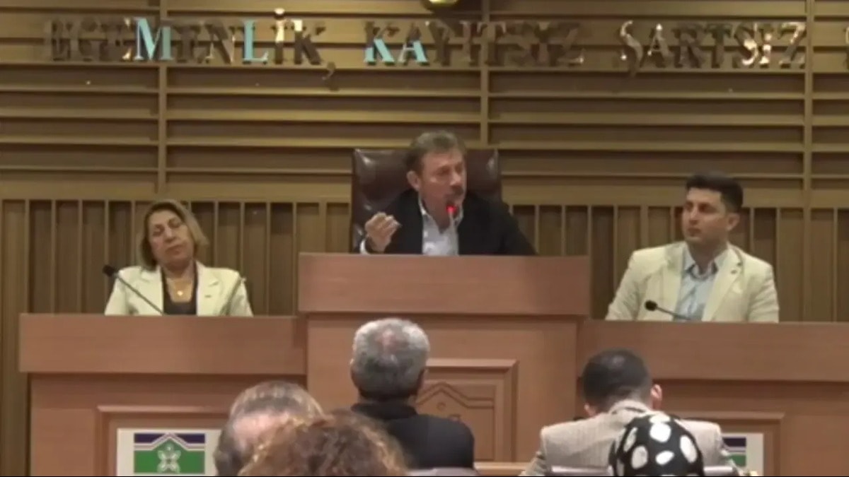 AKP'li başkandan kürsüde seviyesiz sözler: 'Seni evlendireyim de rahatla'