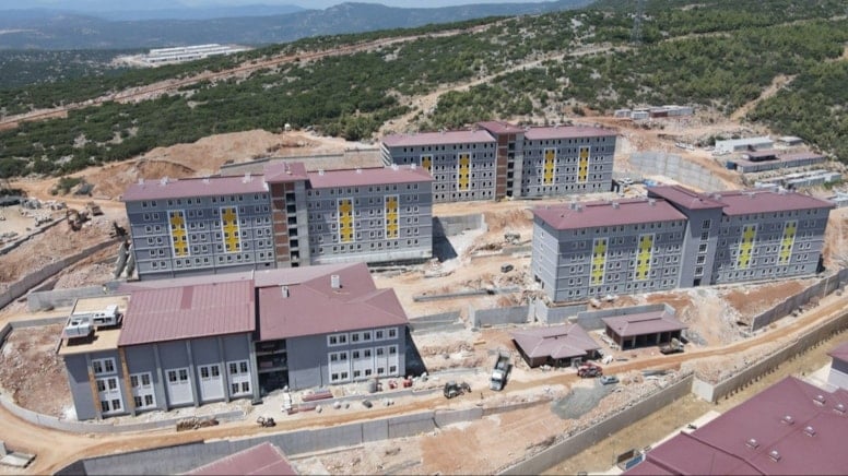 Öğrenci yurdu, mezarlık ve dev çukurun üstüne yapıldı