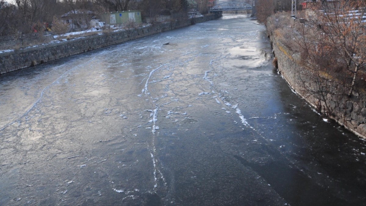 Sıcaklık eski 15'e düştü; Kars Çayı kısmen dondu