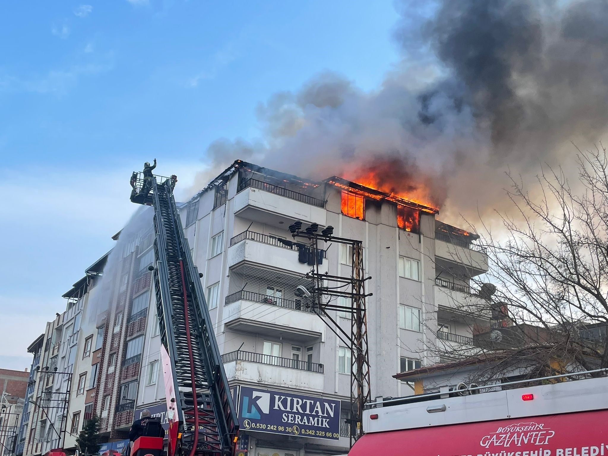 5 katlı apartmanda yangın: Daire kullanılamaz hale geldi