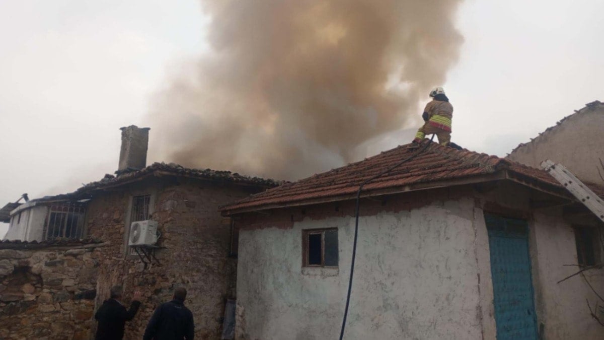 Manisa'da 2 katlı ev alev alev yandı