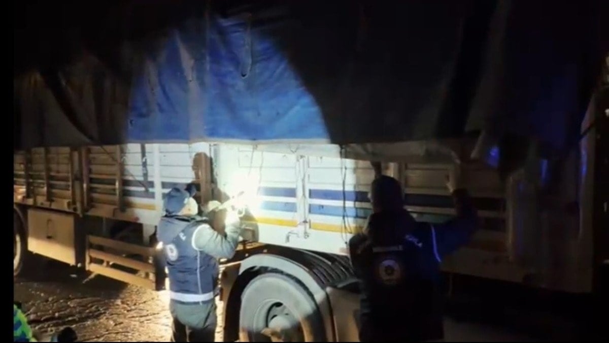 TIR'ın dorsesindeki gizli bölmeden onlarca kaçak göçmen çıktı