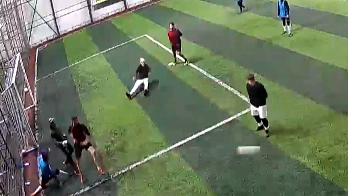 Halı sahada kalp krizi geçirdi, kurtarılamadı