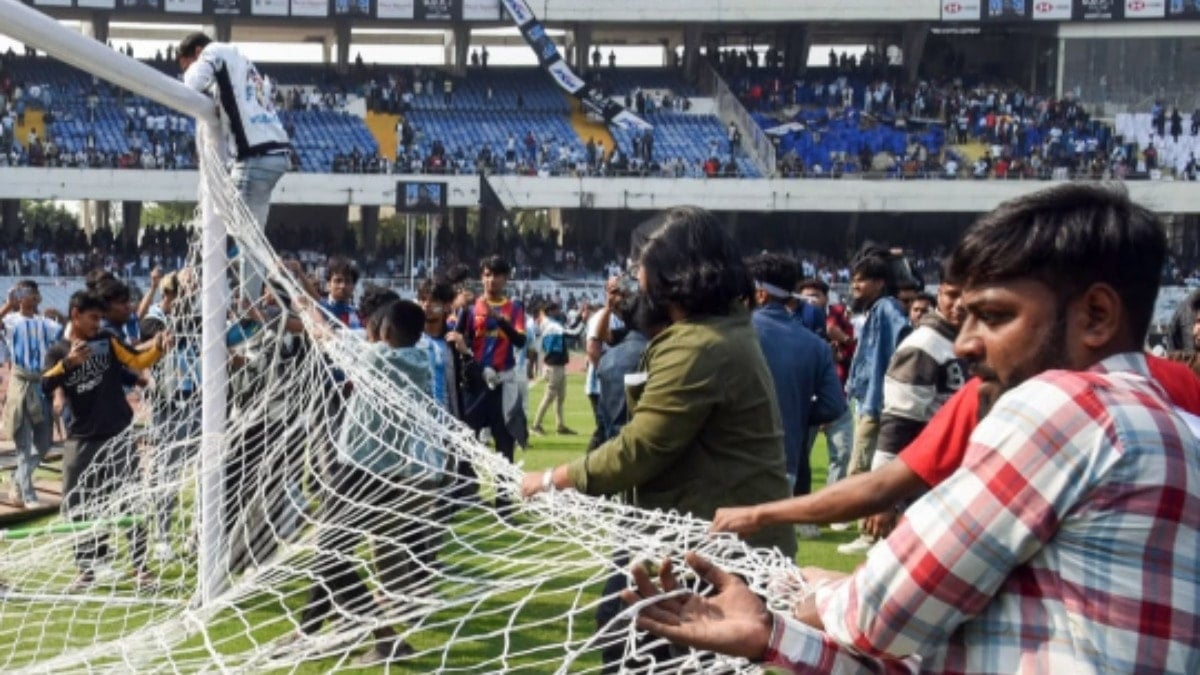 Hintli taraftar Messi'yi göremeyince, stadı paramparça etti