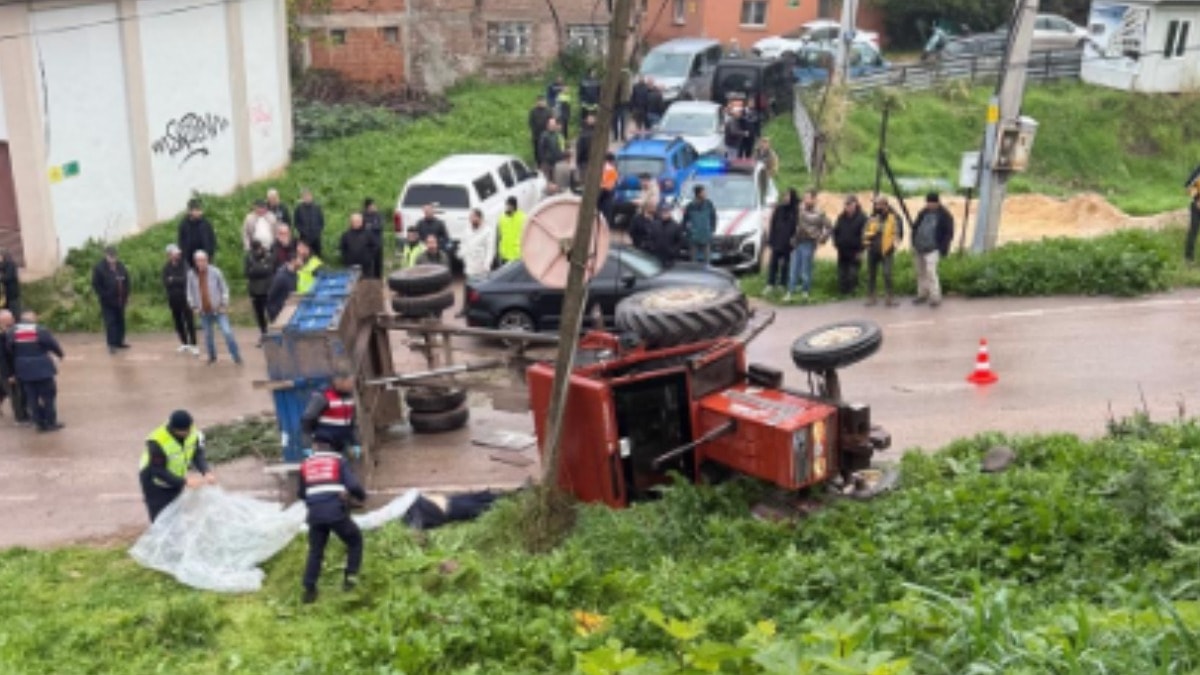 Devrilen traktörün altında kalan belediye çalışanı öldü