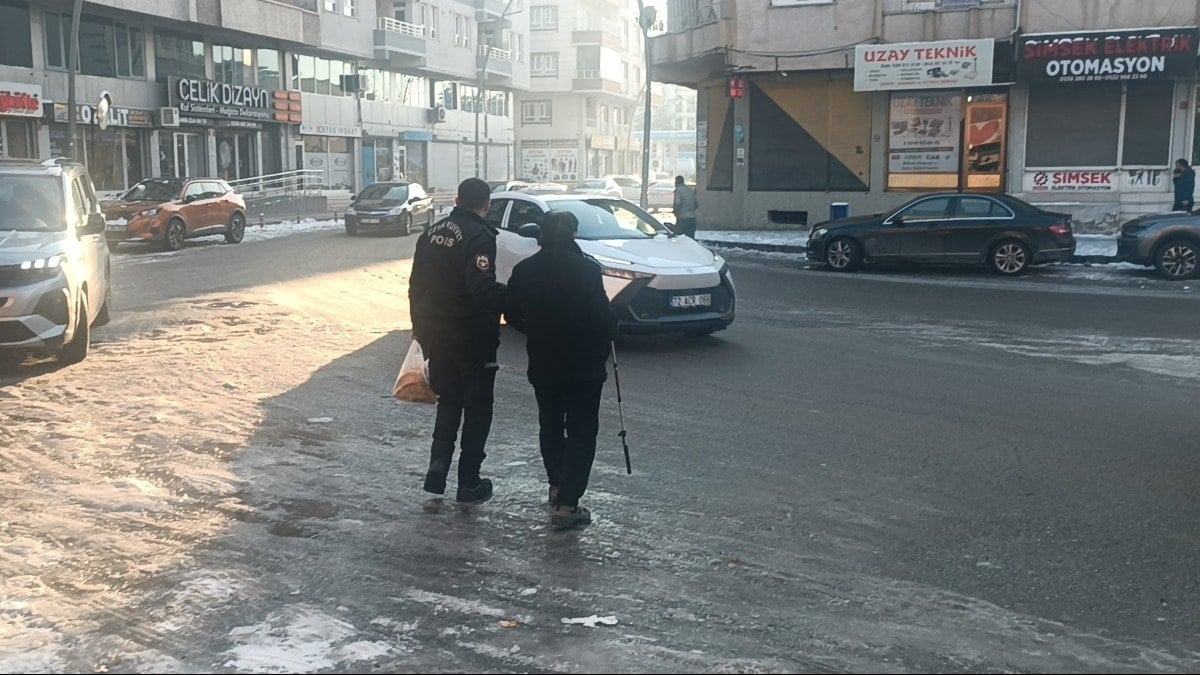 Görme engelli vatandaşın imdadına polis yetişti