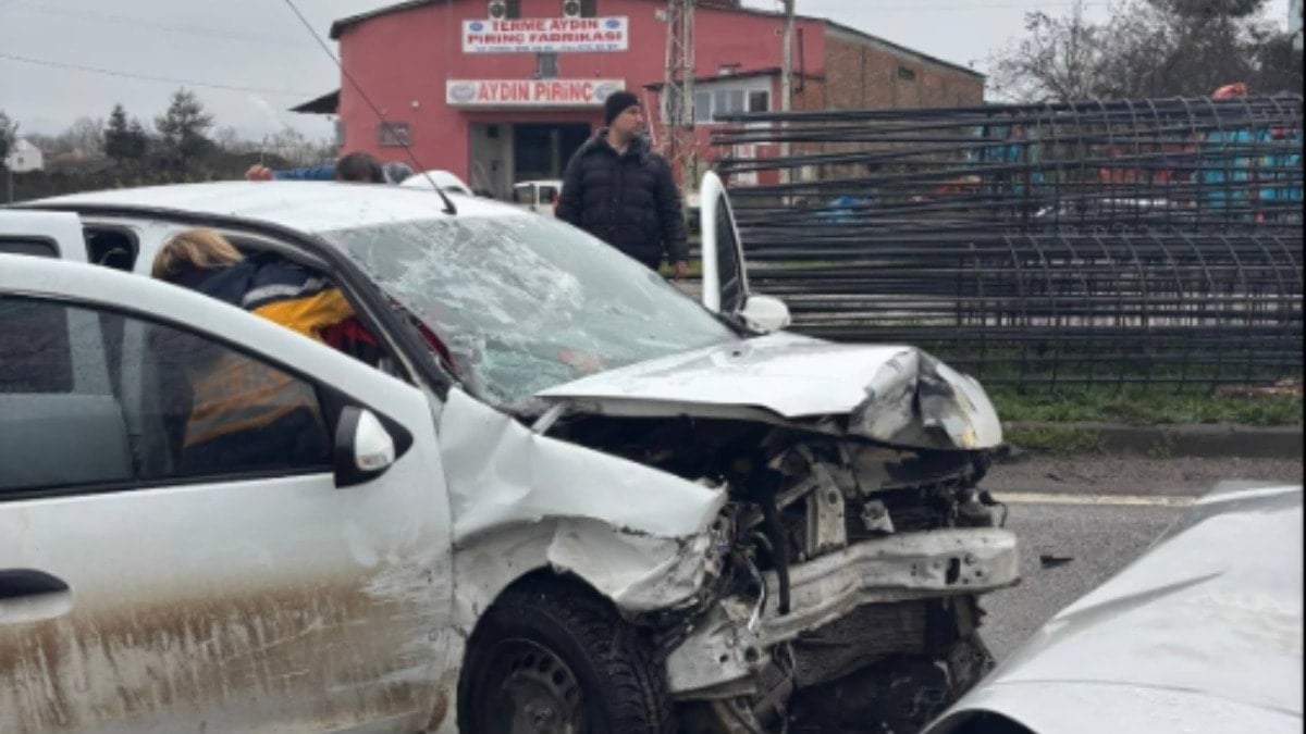 Terme’de 3 aracın karıştığı kazada 6 kişi yaralandı