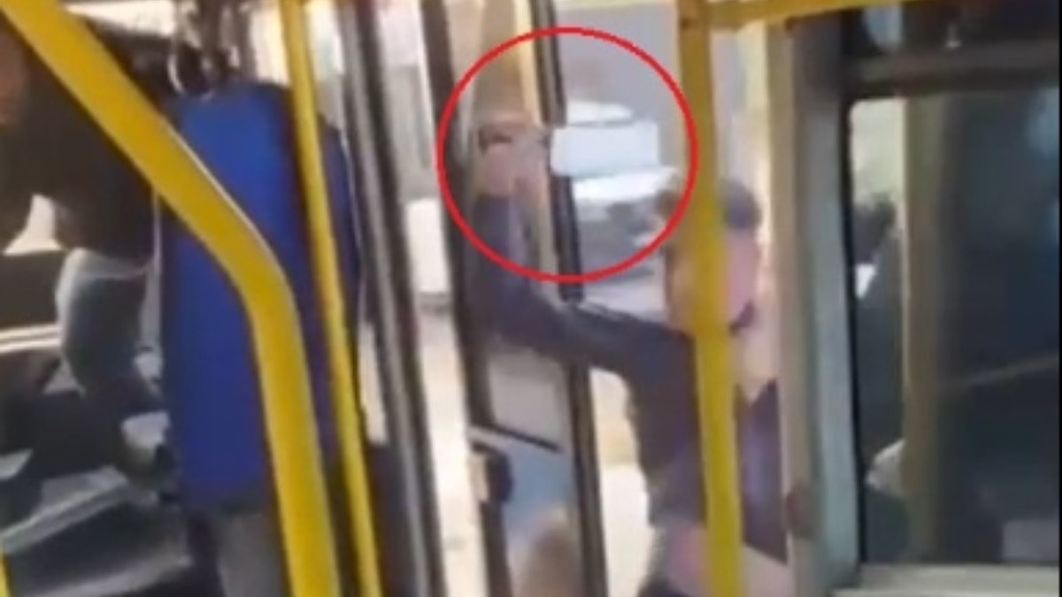 Tekme ve yumrukla yetinmedi otobüse satırla saldırdı!