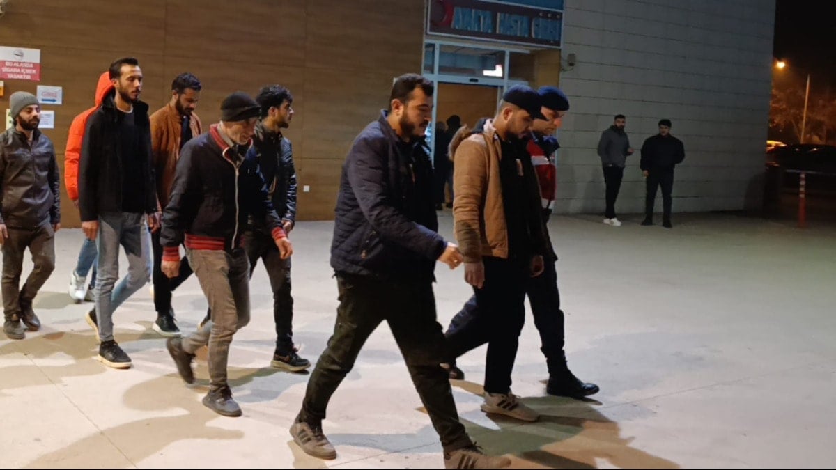 81 ilde kaçak göçmen operasyonu: 55 organizatör, 972 düzensiz göçmen yakalandı