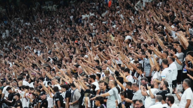 Maç sonrası Dolmabahçe'de protesto