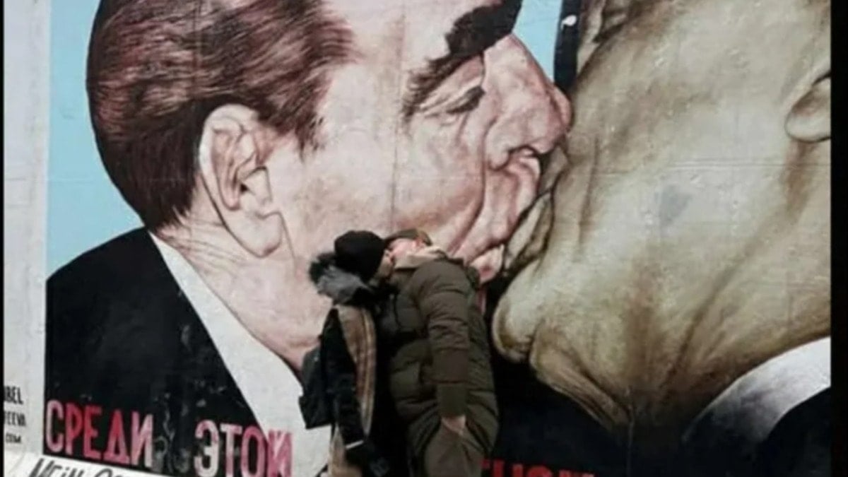 AKP’li Berlin’de eşini öptü, parti karıştı