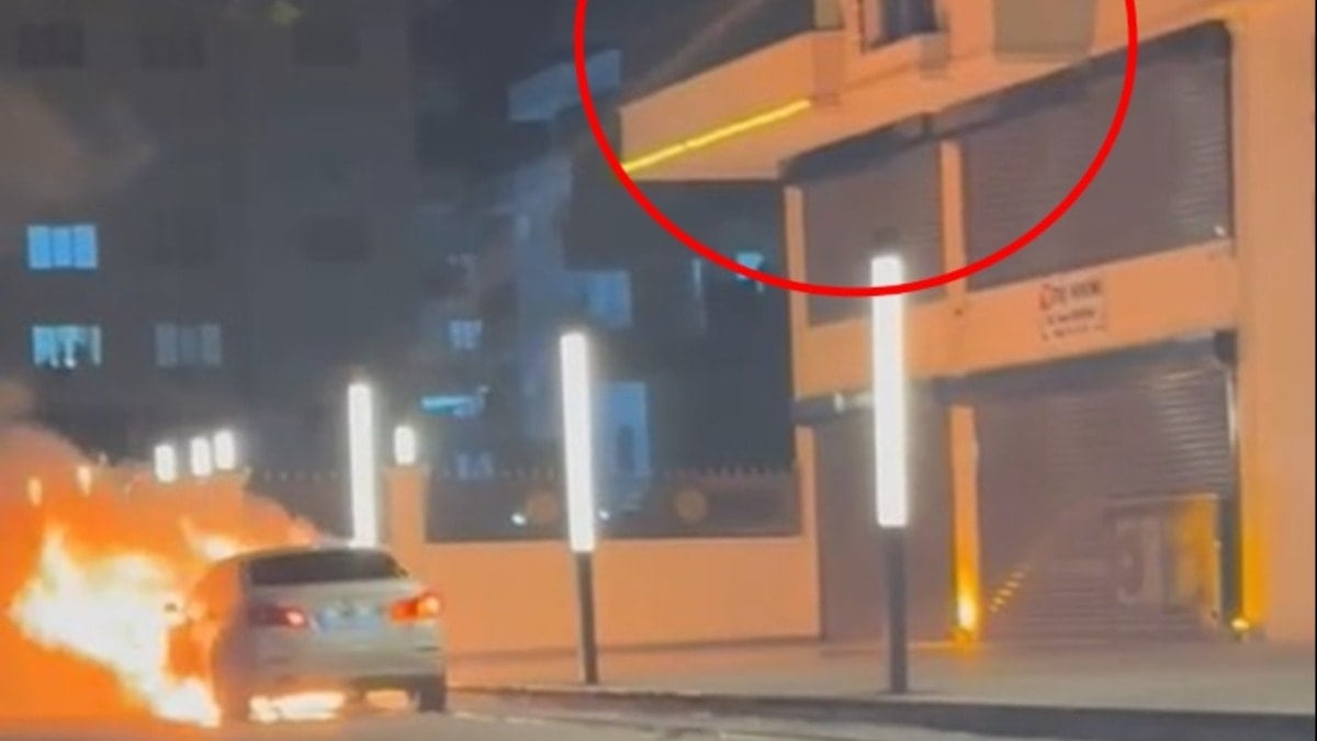 Alev alan otomobile, balkondan müdahale