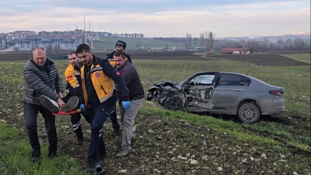 Bursa'da çarpışan otomobillerden biri tarlaya uçtu: Yaralılar var