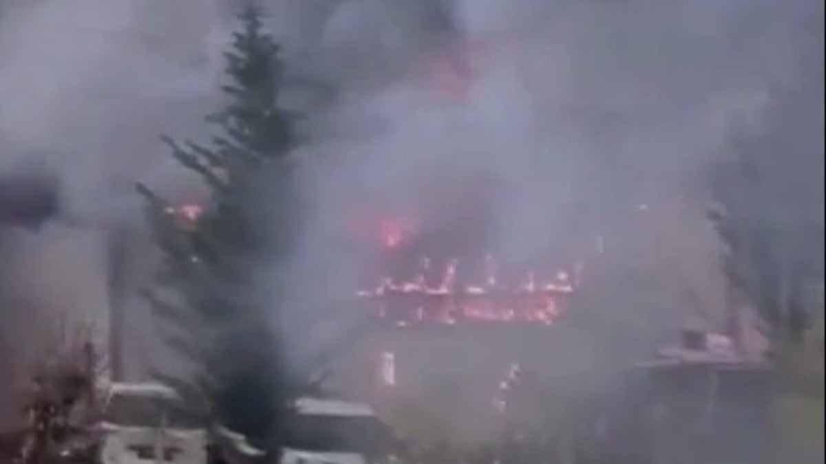 Köylüler çatışma bittikten sonra teröristlerin evini yaktı