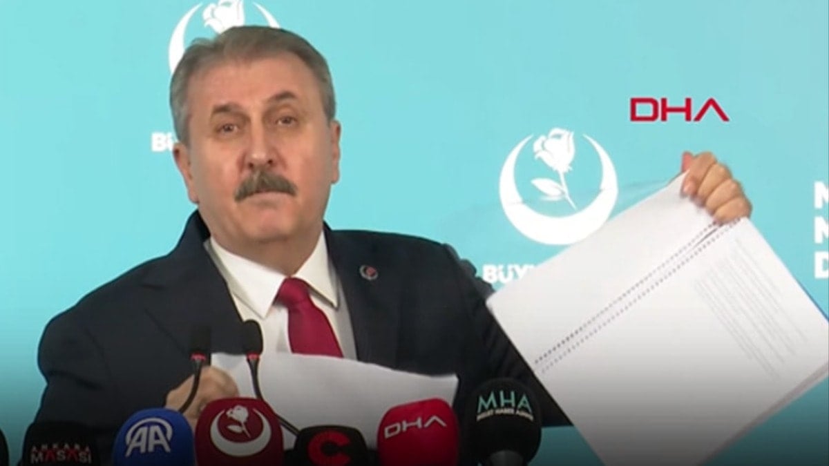 Küçük ortak DEM'in raporunu 'paçavra' diyerek yırttı! 