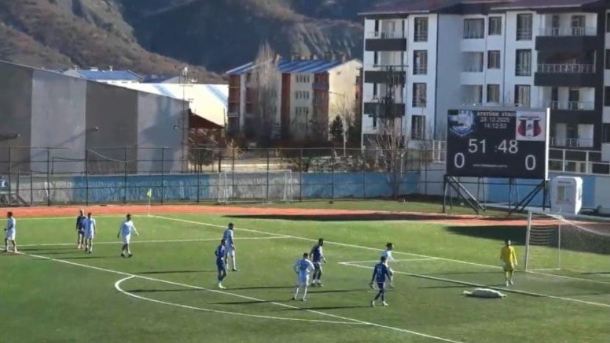 Maçta güldüren anlar! Sahaya girip uyudu